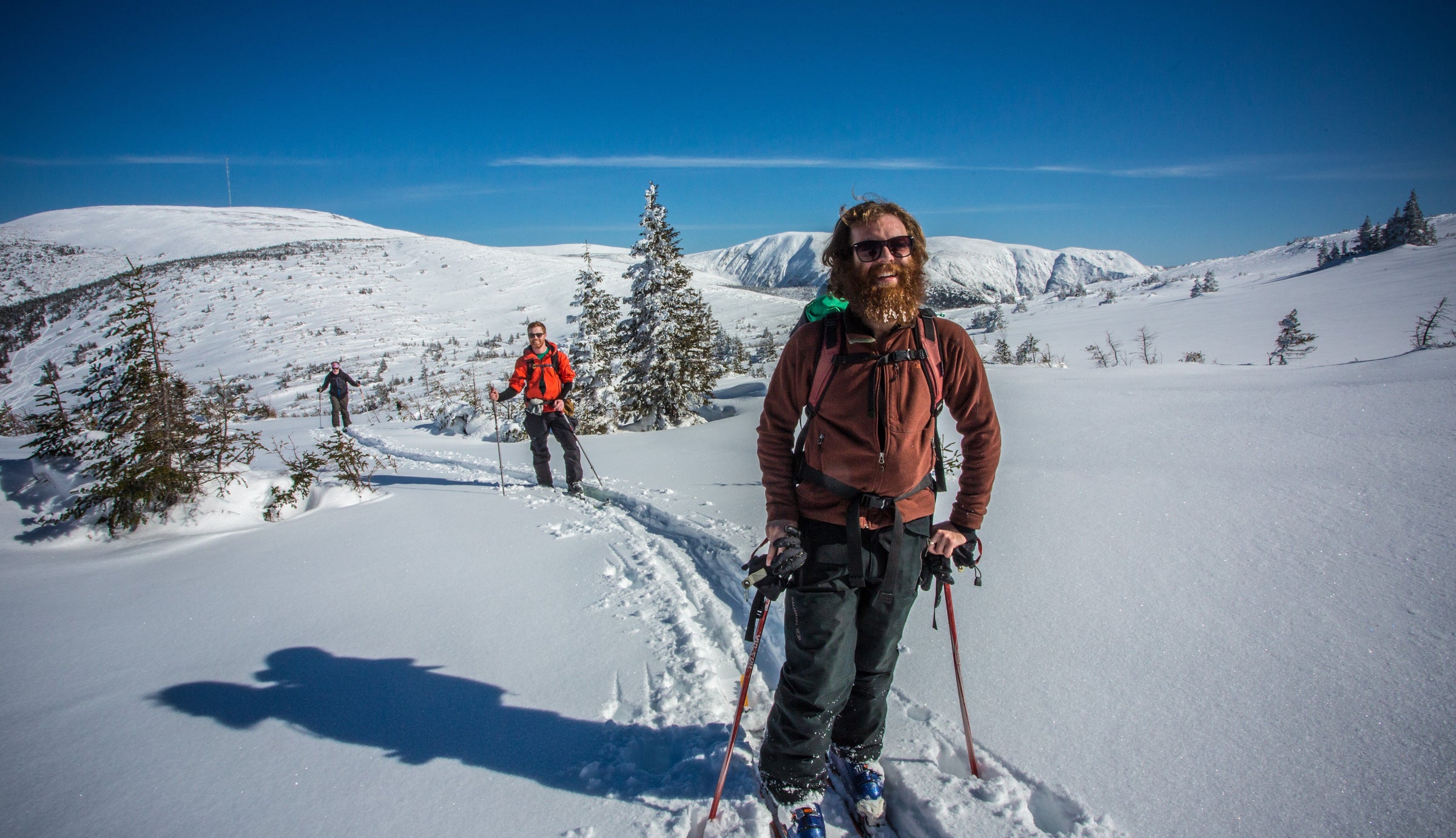 Une personne heureuse au sommet des montagnes